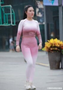 The fat girl wears a pink gradient yoga suit