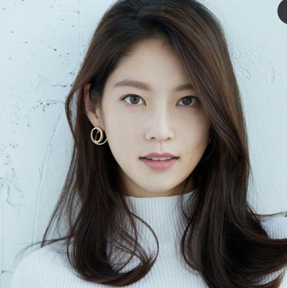 Gong Seung-Yeon Biography